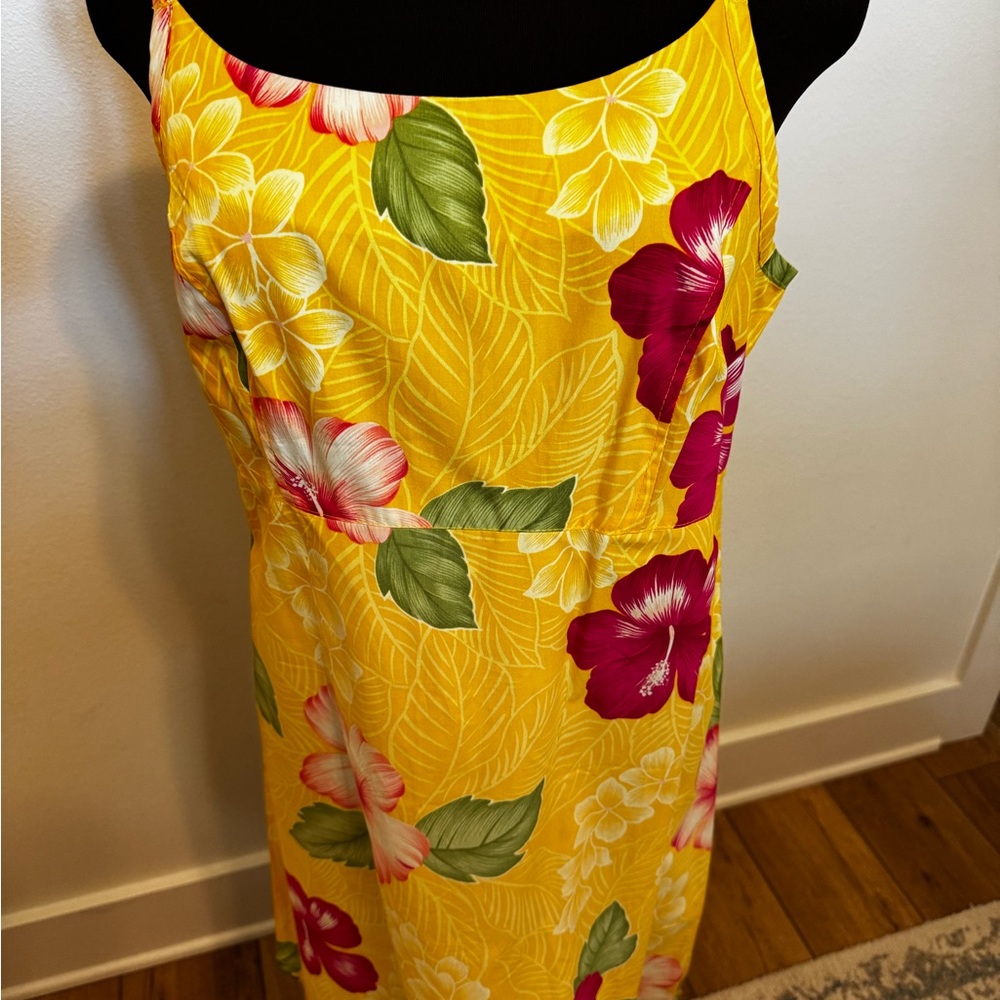 Hilo Hattie Yellow Floral Cotton tropical Dress, size M.